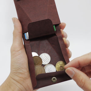 Kamino slim bifold wallet holds coins.